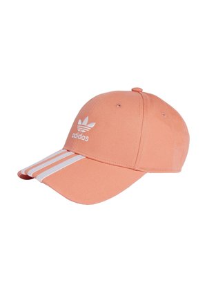 Pfirsichfarbene Adidas-Baseballkappe mit weißem Drei-Streifen-Design auf dem Schirm und weißem Adidas-Logo auf der Vorderseite.