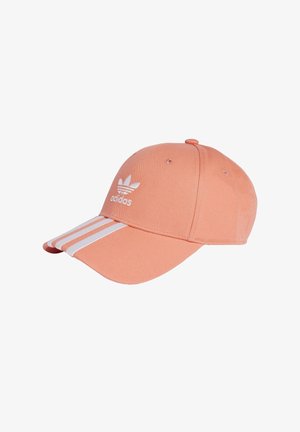 Casquette de baseball Adidas couleur pêche avec un design à trois bandes blanches sur la visière et un logo Adidas blanc sur le panneau avant.