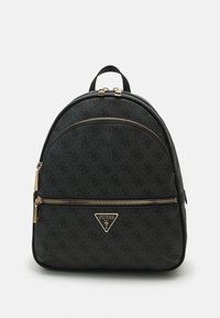 Mochila compacta negra de Guess con un sutil patrón de logo, bolsillo frontal con cremallera, cremalleras en tono dorado y placa triangular con el logo de Guess en la parte delantera.