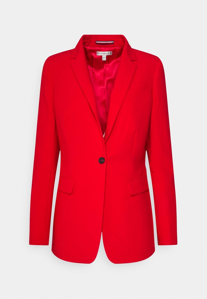 Blazer rouge sur mesure avec revers crantés, bouton noir unique, deux poches à rabat et doublure intérieure en satin lisse.