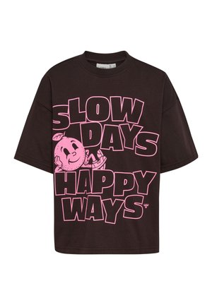 Schwarzes T-Shirt mit kurzen Ärmeln, großem pinkfarbenem Schriftzug "SLOW DAYS HAPPY WAYS" und einem lächelnden Pfirsich-Charakter, der sich an das Wort "DAYS" lehnt.