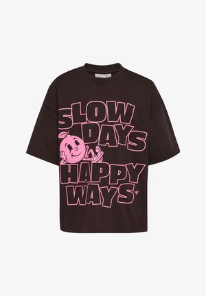 Sort kortærmet t-shirt med stor pink tekst "SLOW DAYS HAPPY WAYS" og en smilende ferskenfigur, der læner sig op ad ordet "DAYS."