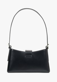 Czarna skórzana torba na ramię o prostokątnym kształcie, zaokrąglonym górnym brzegu i pojedynczym długim pasku z ozdobnymi klamrami.