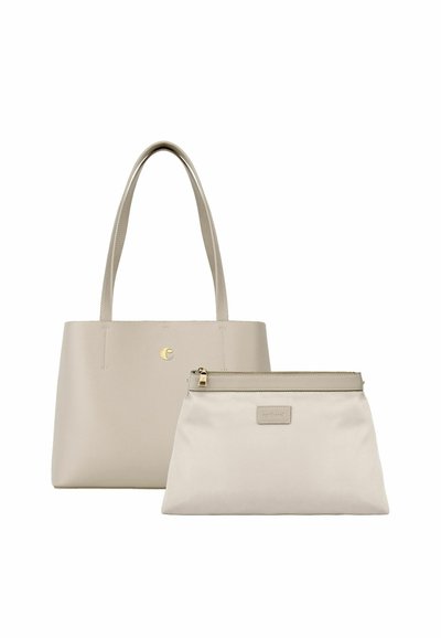 Bež usnjena torba za prenašanje z dvema ročajema in majhnim zlatim logotipom, ob njej pa usklajena tkaninska torbica z zadrgo na sprednji strani.