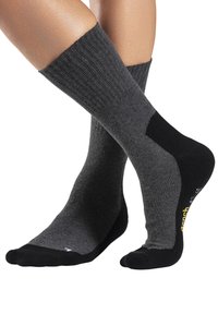 Graue, gerippte Socken mit einem schwarzen Fersen- und Zehenbereich, die eine glatte Textur und ein Logo in der Nähe des Knöchels aufweisen.