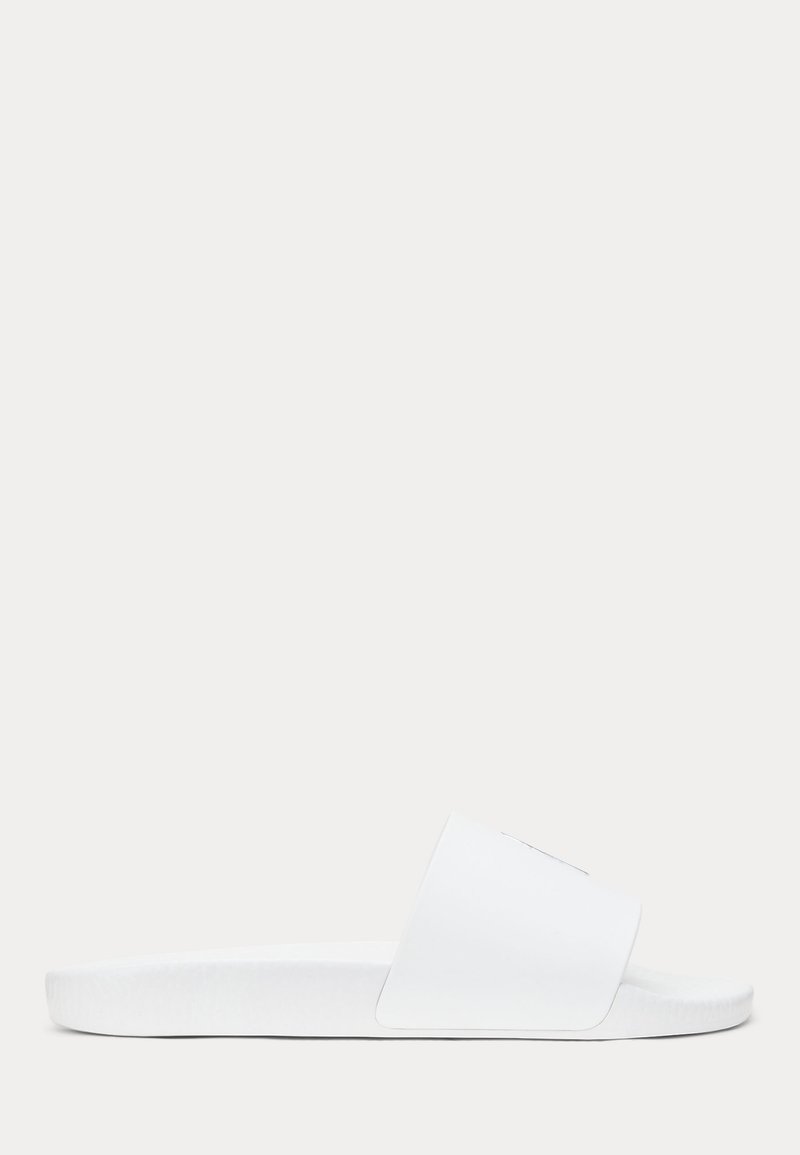 Sandalo con zeppa bianca con una larga fascia sopra il piede e una suola testurizzata, mostrato di profilo su uno sfondo neutro.