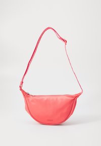 Borsa a spalla color corallo per prestazioni in nylon liscio. Forma semicircolare con chiusura a zip e una tracolla sottile regolabile. Logo in rilievo sulla parte anteriore.