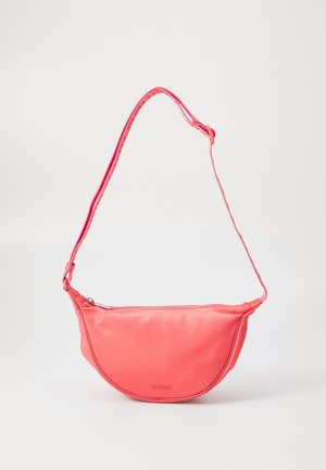 Τσάντα ώμου σε κοραλλί ροζ από απαλό νάιλον. Ημι-κυκλική σχήμα με κλείσιμο φερμουάρ και στενή ρυθμιζόμενη τιράντα. Λογότυπο ανάγλυφο στο μπροστινό μέρος.