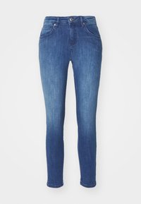 Jeans de denim en azul medio con un ajuste slim, con cierre de botón en la parte delantera, diseño de cinco bolsillos y un sutil desgastado para darle textura.
