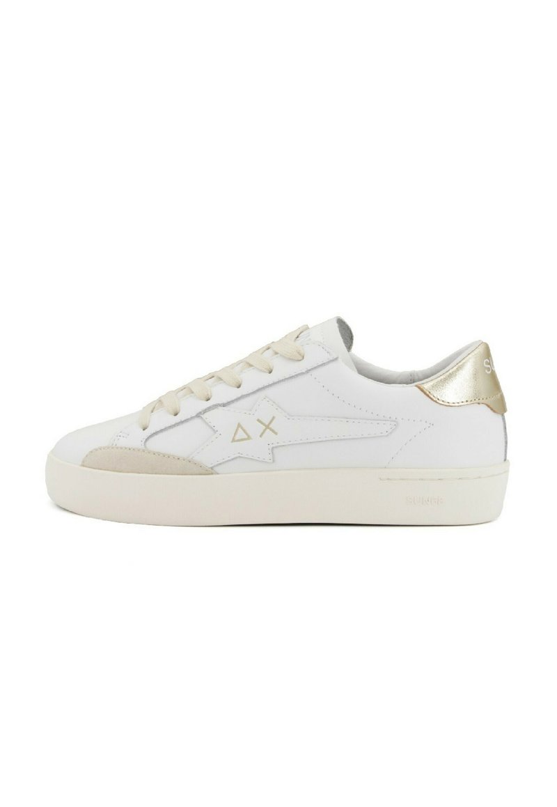 Zapatillas de cuero blancas con una puntera de ante beige, un logo de estrella en el lado y un detalle dorado en el talón. Diseño redondeado con cierre de cordones.