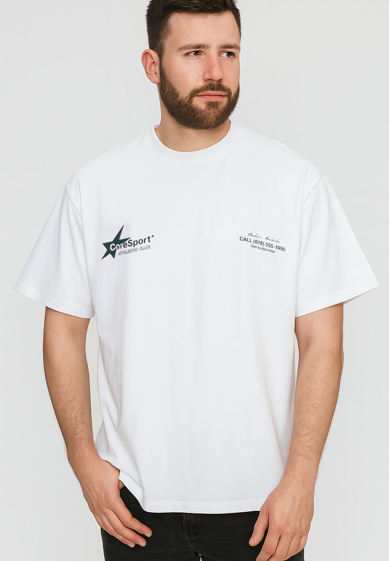 Weißes Baumwoll-T-Shirt mit grünen bedruckten Logos auf der linken Brust und dem Ärmel, mit schwarzem Text auf der rechten Seite. Kurze Ärmel, lockere Passform.