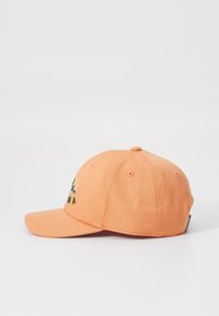 Casquette de baseball en coton orange, avec une visière incurvée et un arrière ajustable. Elle arbore un design floral brodé avec du texte à l'avant.
