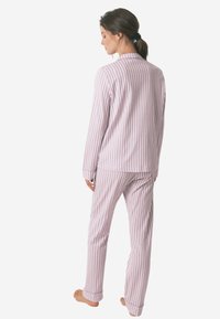 Gestreepte pyjama set in lichtpaars en wit. Kenmerkt zich door lange mouwen en broeken met cuffs. Zacht materiaal met een comfortabele pasvorm.