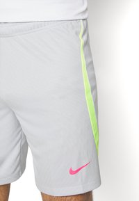 Nike Performance STRIKE  - Pantalón corto de deporte - pure platinum/volt/hyper pink