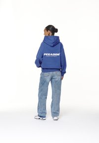 Pegador - ATNA LOGO OVERSIZED HOODIE - Gornji dio trenirke - washed true blue/white Minijatura 1