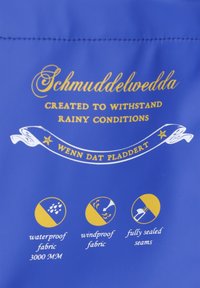 Zils ūdensizturīgs audums ar zelta teksta uzrakstu "Schmuddelwedda" un ikonām, kas attēlo tādas iezīmes kā vēja necaurlaidīgs audums un pilnībā slēgtas šuves.