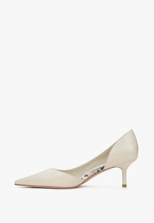 Beżowe skórzane czółenka z wysmukłym noskiem i niskim obcasem. Charakteryzują się gładkim wykończeniem oraz wkładką z nadrukiem w wzór węża.