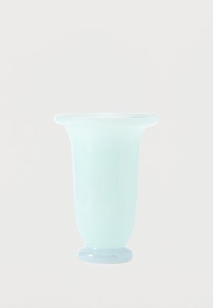 Διάφανο γαλάζιο ματ γυάλινο βάζο με ευρύ φαρδύ στόμιο και στενή στρογγυλεμένη βάση πάνω σε λευκό φόντο.