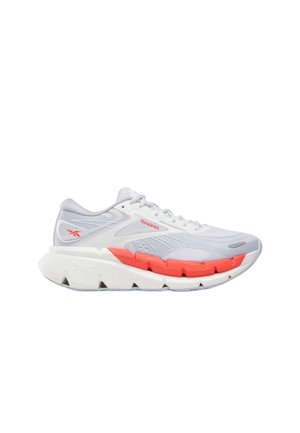 Zapatilla de running Reebok blanca y gris claro con acentos naranjas y suela gruesa acolchada, mostrada desde el lado derecho sobre un fondo blanco.