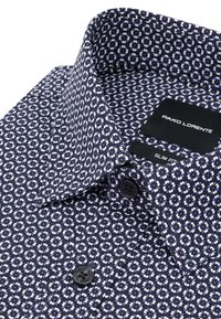 Granatowa koszula slim fit z białym i niebieskim wzorem kwiatowym, z zapięciem na guziki oraz czarną metką z napisem "Pako Lorente."