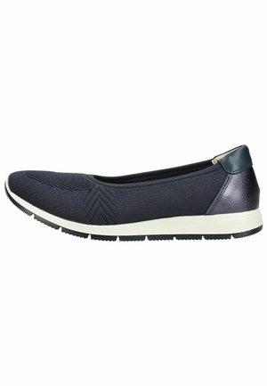 Granatowy, wsuwany sneaker z siateczkową cholewką, białą amortyzowaną podeszwą i błyszczącą ciemną łatą na pięcie, przedstawiony z profilu.