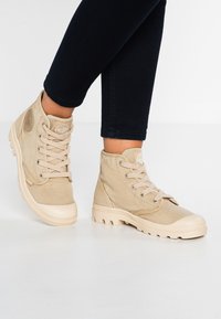 Palladium - PAMPA  - Bottines à lacets - sahara/ecru Image miniature 1