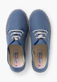Scarpe in tela blu con punta arrotondata, cuciture beige e lacci color sabbia. Presentano un logo sulla soletta e una suola flessibile e texturizzata.