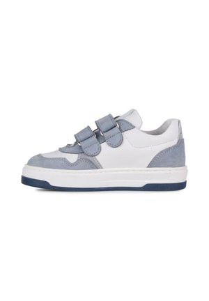 Sneaker casual bianca e grigia con due cinturini regolabili in velcro e suola spessa bianca con fondo blu scuro.