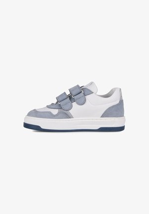 Sneaker casual bianca e grigia con due cinturini regolabili in velcro e suola spessa bianca con fondo blu scuro.