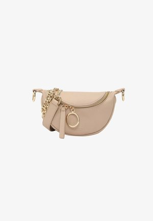 Bolso bandolera de cuero beige con forma curva, correa de cadena en tono dorado, cierre de cremallera y un acento circular de metal.