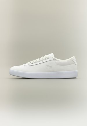 Weißer Sneaker mit niedrigem Schaft, Schnürdesign, flacher Sohle und dezentem, geprägtem Logo an der Seite, von der Außenseite gezeigt.