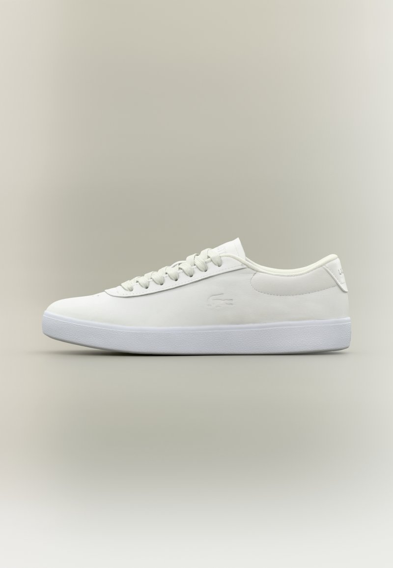 Baskets basses blanches à lacets, semelle plate, avec un logo embossé subtil sur le côté, vues de l'extérieur.