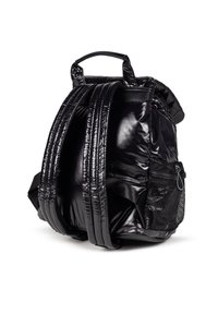 Mochila negra con un exterior brillante y acolchado, que cuenta con dos correas ajustables, un bolsillo lateral de malla y un asa superior. Forma redondeada.
