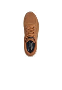 Scarpa sportiva marrone con tomaia in rete, punta arrotondata e design con lacci. Suola chiara con dettagli del marchio visibili all'interno.
