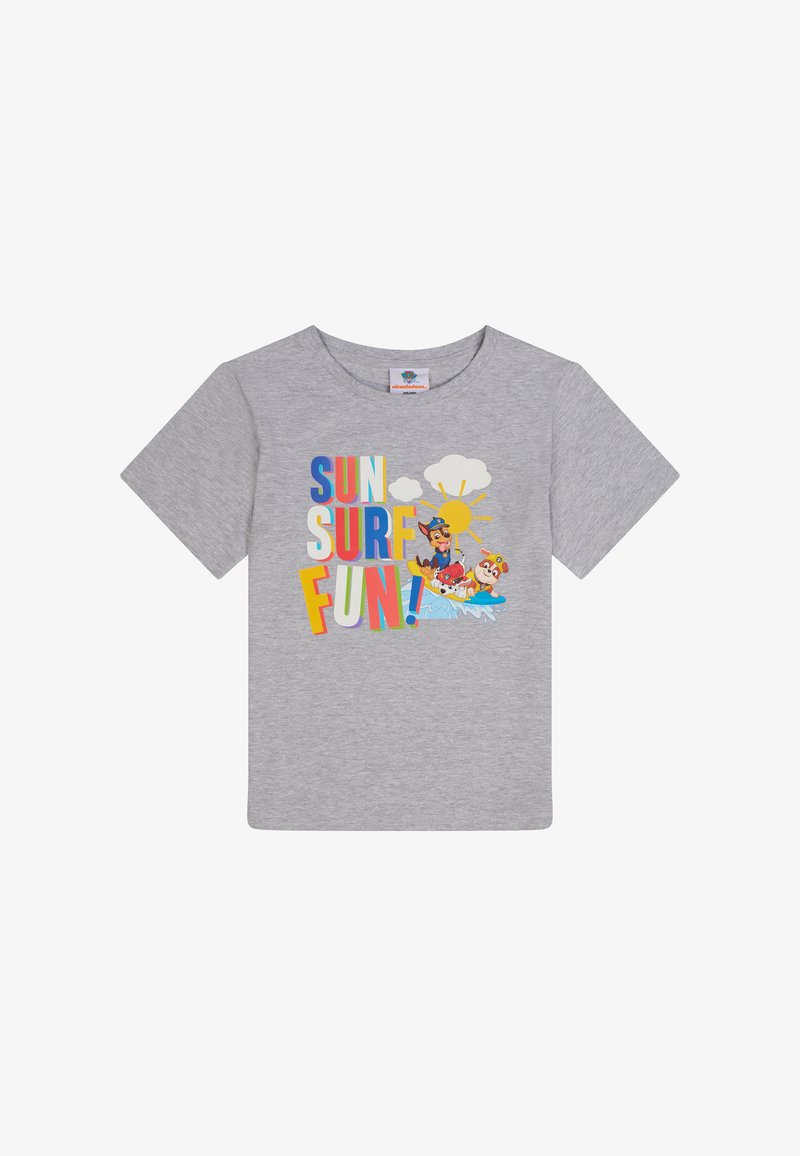 Camiseta de algodón gris con mangas cortas que presenta un gráfico colorido de "¡DIVERTIMIENTO EN LA PLAYA SOLAR!" junto a personajes de dibujos animados en una escena de playa.