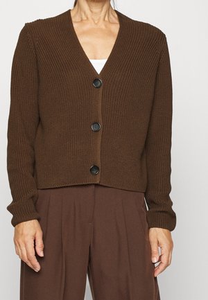 Brunstickad cardigan med V-hals, prydd med ett strukturerat mönster och fyra svarta knappar framtill. Långa ärmar med ribbade manschetter.