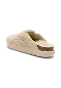 Pantofole beige morbide con sul retro aperto, caratterizzate da una parte superiore morbida e testurizzata e un robusto sottopiede in sughero. Design della punta arrotondata e interno soffice.