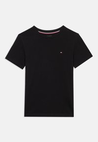 Μαύρο κοντομάνικο μπλουζάκι με στρογγυλή λαιμόκοψη και μικρό ορθογώνιο λογότυπο σε κόκκινο, λευκό και μπλε χρώμα στο αριστερό στήθος.