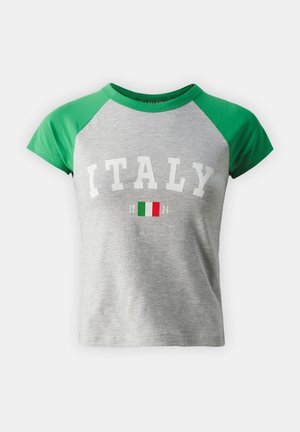 Tricou scurt cu mâneci verzi raglan, de culoare gri. Prezintă cuvântul "ITALIA" scris cu litere albe și un grafic mic al steagului italian.