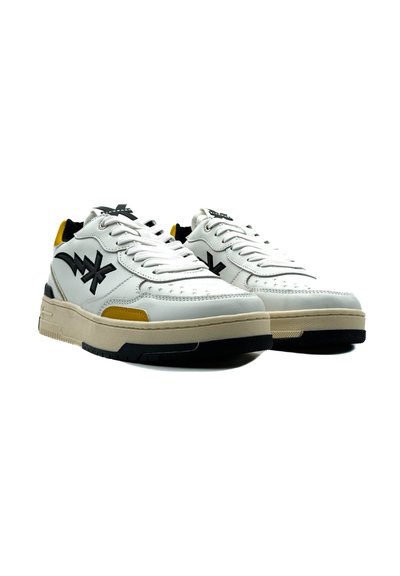Sneakers bianchi con accenti neri del logo, dettagli gialli e beige, materiale superiore testurizzato e suole in gomma nera. Design classico con lacci.