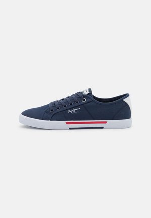 Niski granatowy sneaker z białą podeszwą, czerwono-niebieskimi paskami, sznurowadłami i logo "Pepe Jeans" po boku.