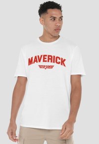 Weißes Baumwoll-T-Shirt mit auffälligem roten "MAVERICK"-Text und "TOP GUN"-Logo, kurzen Ärmeln und entspannter Passform. Keine Muster oder Akzente.