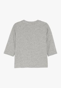 Graues Langarm-T-Shirt mit Rundhalsausschnitt und geradem Schnitt. Hergestellt aus weichem Baumwollmaterial mit glatter Textur, ohne sichtbare Muster oder Akzente.