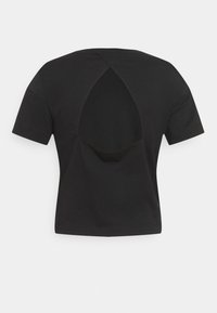 Czarny top z krótkim rękawem, okrągłym dekoltem i wycięciem na plecach. Wykonany z miękkiego, elastycznego materiału z dopasowanym krojem.