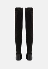 Botas de ante negras por encima de la rodilla con forma recta, tacones de bloque y textura suave. Diseño minimalista sin hardware visible.