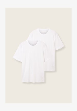 Dve bele bombažne majice s kratkimi rokavi in okroglimi izrezi, ki imata diskreten logotip v bližini spodnjega roba.