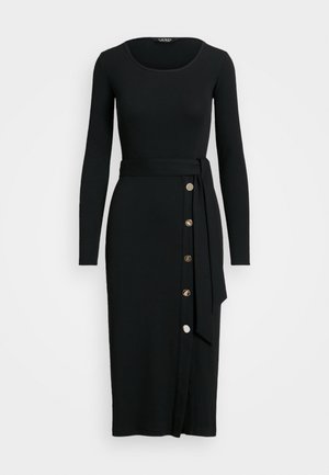 Schwarzes Midi-Kleid mit langen Ärmeln, rundem Ausschnitt, seitlichen Knopfdetails und einem passenden Stoffgürtel, der in der Taille gebunden wird.