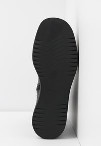 Vagabond Botines con plataforma - black