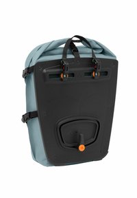 Wasserdichter Rucksack mit gerolltem Oberteil, bläulichem Stoff und harter schwarzer Rückwand mit orangefarbenem Einstellrad. Inklusive verstellbaren Trägern.