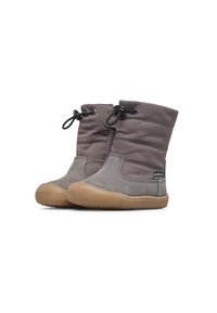 Graue Wildleder-Stiefeletten mit einem gesteppten Obermaterial, runder Zehenpartie und pflaumenfarbener Gummisohle. Mit elastischen Schnürsenkeln und einem kleinen Markenschild an der Seite.